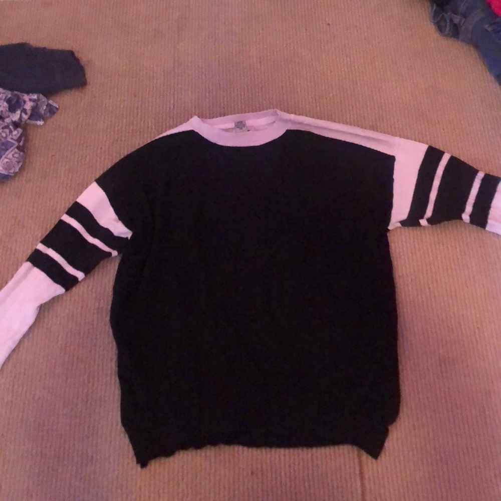 A long sleeves black sweater with while outlining